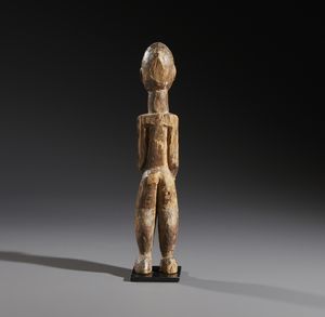 Lobi - Burkina Faso/Costa d'Avorio : Nello stile di Scultura antropomorfa  in legno duro a patina naturale  - Asta Asta 444 | AFRICA, OCEANIA E AMERICHE - ARTIGIANATO AFRICANO: VARI COMMITTENTI E SELEZIONE DALLA COLLEZIONE BARTOLOMUCCI Online - Associazione Nazionale - Case d'Asta italiane