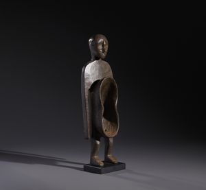 Koro - Nigeria : Nello stile di Scultura antropomorfa con doppia coppa rituale nella parte addominaleLegno duro a patina scura  - Asta Asta 444 | AFRICA, OCEANIA E AMERICHE - ARTIGIANATO AFRICANO: VARI COMMITTENTI E SELEZIONE DALLA COLLEZIONE BARTOLOMUCCI Online - Associazione Nazionale - Case d'Asta italiane