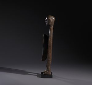 Koro - Nigeria : Nello stile di Scultura antropomorfa con doppia coppa rituale nella parte addominaleLegno duro a patina scura  - Asta Asta 444 | AFRICA, OCEANIA E AMERICHE - ARTIGIANATO AFRICANO: VARI COMMITTENTI E SELEZIONE DALLA COLLEZIONE BARTOLOMUCCI Online - Associazione Nazionale - Case d'Asta italiane