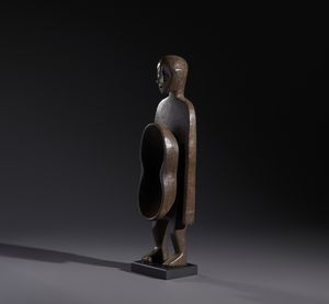 Koro - Nigeria : Nello stile di Scultura antropomorfa con doppia coppa rituale nella parte addominaleLegno duro a patina scura  - Asta Asta 444 | AFRICA, OCEANIA E AMERICHE - ARTIGIANATO AFRICANO: VARI COMMITTENTI E SELEZIONE DALLA COLLEZIONE BARTOLOMUCCI Online - Associazione Nazionale - Case d'Asta italiane
