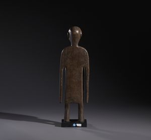 Koro - Nigeria : Nello stile di Scultura antropomorfa con doppia coppa rituale nella parte addominaleLegno duro a patina scura  - Asta Asta 444 | AFRICA, OCEANIA E AMERICHE - ARTIGIANATO AFRICANO: VARI COMMITTENTI E SELEZIONE DALLA COLLEZIONE BARTOLOMUCCI Online - Associazione Nazionale - Case d'Asta italiane