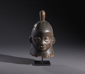 Yoruba -Nigeria : Nello stile diMaschera antropomorfa  gianeiforme in legno a patina marrone  - Asta Asta 444 | AFRICA, OCEANIA E AMERICHE - ARTIGIANATO AFRICANO: VARI COMMITTENTI E SELEZIONE DALLA COLLEZIONE BARTOLOMUCCI Online - Associazione Nazionale - Case d'Asta italiane