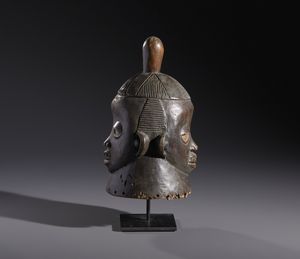 Yoruba -Nigeria : Nello stile diMaschera antropomorfa  gianeiforme in legno a patina marrone  - Asta Asta 444 | AFRICA, OCEANIA E AMERICHE - ARTIGIANATO AFRICANO: VARI COMMITTENTI E SELEZIONE DALLA COLLEZIONE BARTOLOMUCCI Online - Associazione Nazionale - Case d'Asta italiane