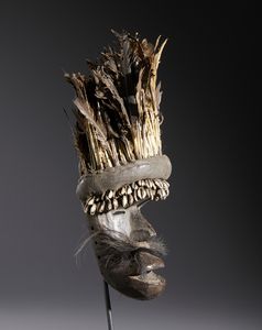 Dan - Costa d'Avorio/Liberia : Nello stile di Maschera antropomorfa  in legno, fibre, conchiglie, piume  - Asta Asta 444 | AFRICA, OCEANIA E AMERICHE - ARTIGIANATO AFRICANO: VARI COMMITTENTI E SELEZIONE DALLA COLLEZIONE BARTOLOMUCCI Online - Associazione Nazionale - Case d'Asta italiane