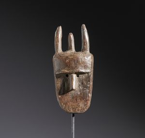 Toma - Guinea - Nello stile di Piccola maschera stilizzata  in legno a patina marrone