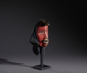 Dan - Costa d'Avorio/Liberia : Nello stile di Maschera antropomorfa  in legno, tessuti, pelli piume,  alluminio e chiodi  - Asta Asta 444 | AFRICA, OCEANIA E AMERICHE - ARTIGIANATO AFRICANO: VARI COMMITTENTI E SELEZIONE DALLA COLLEZIONE BARTOLOMUCCI Online - Associazione Nazionale - Case d'Asta italiane