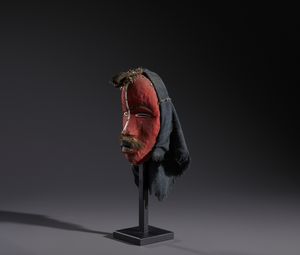 Dan - Costa d'Avorio/Liberia : Nello stile di Maschera antropomorfa  in legno, tessuti, pelli piume,  alluminio e chiodi  - Asta Asta 444 | AFRICA, OCEANIA E AMERICHE - ARTIGIANATO AFRICANO: VARI COMMITTENTI E SELEZIONE DALLA COLLEZIONE BARTOLOMUCCI Online - Associazione Nazionale - Case d'Asta italiane