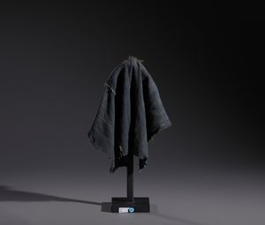 Dan - Costa d'Avorio/Liberia : Nello stile di Maschera antropomorfa  in legno, tessuti, pelli piume,  alluminio e chiodi  - Asta Asta 444 | AFRICA, OCEANIA E AMERICHE - ARTIGIANATO AFRICANO: VARI COMMITTENTI E SELEZIONE DALLA COLLEZIONE BARTOLOMUCCI Online - Associazione Nazionale - Case d'Asta italiane