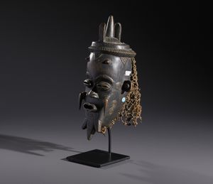 Lulua - Repubblica Democratica del Congo : Nello stile di Maschera antropomorfa in legno a patina nera e fibre  - Asta Asta 444 | AFRICA, OCEANIA E AMERICHE - ARTIGIANATO AFRICANO: VARI COMMITTENTI E SELEZIONE DALLA COLLEZIONE BARTOLOMUCCI Online - Associazione Nazionale - Case d'Asta italiane