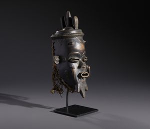 Lulua - Repubblica Democratica del Congo : Nello stile di Maschera antropomorfa in legno a patina nera e fibre  - Asta Asta 444 | AFRICA, OCEANIA E AMERICHE - ARTIGIANATO AFRICANO: VARI COMMITTENTI E SELEZIONE DALLA COLLEZIONE BARTOLOMUCCI Online - Associazione Nazionale - Case d'Asta italiane
