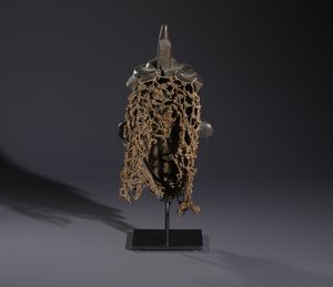 Lulua - Repubblica Democratica del Congo : Nello stile di Maschera antropomorfa in legno a patina nera e fibre  - Asta Asta 444 | AFRICA, OCEANIA E AMERICHE - ARTIGIANATO AFRICANO: VARI COMMITTENTI E SELEZIONE DALLA COLLEZIONE BARTOLOMUCCI Online - Associazione Nazionale - Case d'Asta italiane