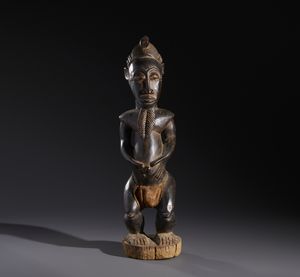 Baule - Costa d'Avorio : Nello stile di Scultura antropomorfa maschile in  legno a patina scura e  tessuto  - Asta Asta 444 | AFRICA, OCEANIA E AMERICHE - ARTIGIANATO AFRICANO: VARI COMMITTENTI E SELEZIONE DALLA COLLEZIONE BARTOLOMUCCI Online - Associazione Nazionale - Case d'Asta italiane