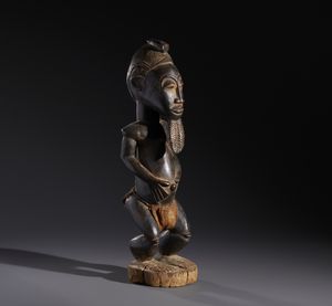 Baule - Costa d'Avorio : Nello stile di Scultura antropomorfa maschile in  legno a patina scura e  tessuto  - Asta Asta 444 | AFRICA, OCEANIA E AMERICHE - ARTIGIANATO AFRICANO: VARI COMMITTENTI E SELEZIONE DALLA COLLEZIONE BARTOLOMUCCI Online - Associazione Nazionale - Case d'Asta italiane