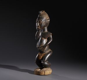 Baule - Costa d'Avorio : Nello stile di Scultura antropomorfa maschile in  legno a patina scura e  tessuto  - Asta Asta 444 | AFRICA, OCEANIA E AMERICHE - ARTIGIANATO AFRICANO: VARI COMMITTENTI E SELEZIONE DALLA COLLEZIONE BARTOLOMUCCI Online - Associazione Nazionale - Case d'Asta italiane