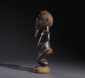 Baule - Costa d'Avorio : Nello stile di Scultura antropomorfa maschile in  legno a patina scura e  tessuto  - Asta Asta 444 | AFRICA, OCEANIA E AMERICHE - ARTIGIANATO AFRICANO: VARI COMMITTENTI E SELEZIONE DALLA COLLEZIONE BARTOLOMUCCI Online - Associazione Nazionale - Case d'Asta italiane