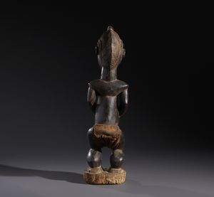 Baule - Costa d'Avorio : Nello stile di Scultura antropomorfa maschile in  legno a patina scura e  tessuto  - Asta Asta 444 | AFRICA, OCEANIA E AMERICHE - ARTIGIANATO AFRICANO: VARI COMMITTENTI E SELEZIONE DALLA COLLEZIONE BARTOLOMUCCI Online - Associazione Nazionale - Case d'Asta italiane