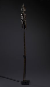 Senufo - Costa d'Avorio/Mali/Burkina Faso - Nello stile di Grande bastone  con personaggio  antropomorfo seduto in legno duro a patina scura