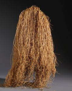 Dan - Costa d'Avorio/Liberia : Nello stile di Maschera antropomorfa con becco in legno duro a patina nera e raffia  - Asta Asta 444 | AFRICA, OCEANIA E AMERICHE - ARTIGIANATO AFRICANO: VARI COMMITTENTI E SELEZIONE DALLA COLLEZIONE BARTOLOMUCCI Online - Associazione Nazionale - Case d'Asta italiane