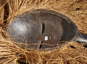 Dan - Costa d'Avorio/Liberia : Nello stile di Maschera antropomorfa con becco in legno duro a patina nera e raffia  - Asta Asta 444 | AFRICA, OCEANIA E AMERICHE - ARTIGIANATO AFRICANO: VARI COMMITTENTI E SELEZIONE DALLA COLLEZIONE BARTOLOMUCCI Online - Associazione Nazionale - Case d'Asta italiane