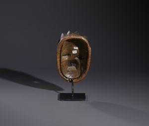 Yoruba -Nigeria : Nello stile diMaschera antropomorfa in legno a patina marrone  e pigmenti  - Asta Asta 444 | AFRICA, OCEANIA E AMERICHE - ARTIGIANATO AFRICANO: VARI COMMITTENTI E SELEZIONE DALLA COLLEZIONE BARTOLOMUCCI Online - Associazione Nazionale - Case d'Asta italiane