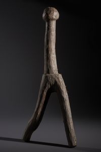 Lobi - Burkina Faso/Costa d'Avorio : Nello stile di Scultura antropomorfa estremamente stilizzata chiamata Dagariin legno duro a patina naturale e resti di offerte sacrificali  - Asta Asta 444 | AFRICA, OCEANIA E AMERICHE - ARTIGIANATO AFRICANO: VARI COMMITTENTI E SELEZIONE DALLA COLLEZIONE BARTOLOMUCCI Online - Associazione Nazionale - Case d'Asta italiane