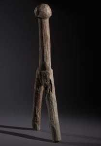 Lobi - Burkina Faso/Costa d'Avorio : Nello stile di Scultura antropomorfa estremamente stilizzata chiamata Dagariin legno duro a patina naturale e resti di offerte sacrificali  - Asta Asta 444 | AFRICA, OCEANIA E AMERICHE - ARTIGIANATO AFRICANO: VARI COMMITTENTI E SELEZIONE DALLA COLLEZIONE BARTOLOMUCCI Online - Associazione Nazionale - Case d'Asta italiane