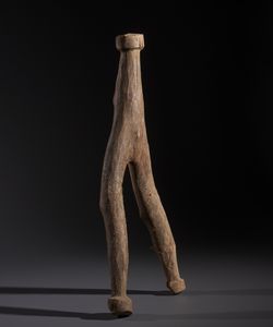 Lobi - Burkina Faso/Costa d'Avorio : Nello stile di Scultura antropomorfa estremamente stilizzata chiamata  Dagari  in legno duro a patina naturale e tracce di offerte sacrificali  - Asta Asta 444 | AFRICA, OCEANIA E AMERICHE - ARTIGIANATO AFRICANO: VARI COMMITTENTI E SELEZIONE DALLA COLLEZIONE BARTOLOMUCCI Online - Associazione Nazionale - Case d'Asta italiane