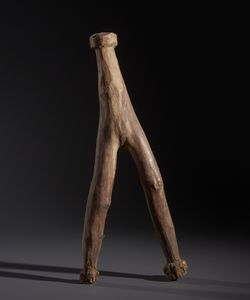 Lobi - Burkina Faso/Costa d'Avorio : Nello stile di Scultura antropomorfa estremamente stilizzata chiamata  Dagari  in legno duro a patina naturale e tracce di offerte sacrificali  - Asta Asta 444 | AFRICA, OCEANIA E AMERICHE - ARTIGIANATO AFRICANO: VARI COMMITTENTI E SELEZIONE DALLA COLLEZIONE BARTOLOMUCCI Online - Associazione Nazionale - Case d'Asta italiane