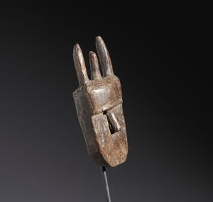 Toma - Guinea : Nello stile di Piccola maschera stilizzata  in legno a patina marrone  - Asta Asta 444 | AFRICA, OCEANIA E AMERICHE - ARTIGIANATO AFRICANO: VARI COMMITTENTI E SELEZIONE DALLA COLLEZIONE BARTOLOMUCCI Online - Associazione Nazionale - Case d'Asta italiane