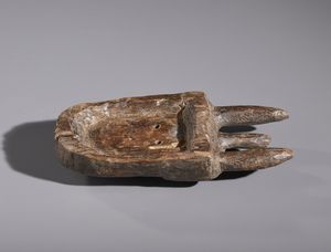 Toma - Guinea : Nello stile di Piccola maschera stilizzata  in legno a patina marrone  - Asta Asta 444 | AFRICA, OCEANIA E AMERICHE - ARTIGIANATO AFRICANO: VARI COMMITTENTI E SELEZIONE DALLA COLLEZIONE BARTOLOMUCCI Online - Associazione Nazionale - Case d'Asta italiane