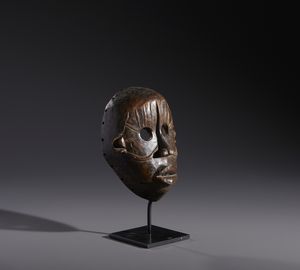 Dan - Costa d'Avorio/Liberia : Nello stile diMaschera antropomorfa in legno duro a patina marrone  - Asta Asta 444 | AFRICA, OCEANIA E AMERICHE - ARTIGIANATO AFRICANO: VARI COMMITTENTI E SELEZIONE DALLA COLLEZIONE BARTOLOMUCCI Online - Associazione Nazionale - Case d'Asta italiane