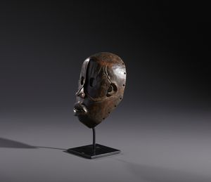 Dan - Costa d'Avorio/Liberia : Nello stile diMaschera antropomorfa in legno duro a patina marrone  - Asta Asta 444 | AFRICA, OCEANIA E AMERICHE - ARTIGIANATO AFRICANO: VARI COMMITTENTI E SELEZIONE DALLA COLLEZIONE BARTOLOMUCCI Online - Associazione Nazionale - Case d'Asta italiane