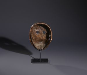 Dan - Costa d'Avorio/Liberia : Nello stile diMaschera antropomorfa in legno duro a patina marrone  - Asta Asta 444 | AFRICA, OCEANIA E AMERICHE - ARTIGIANATO AFRICANO: VARI COMMITTENTI E SELEZIONE DALLA COLLEZIONE BARTOLOMUCCI Online - Associazione Nazionale - Case d'Asta italiane