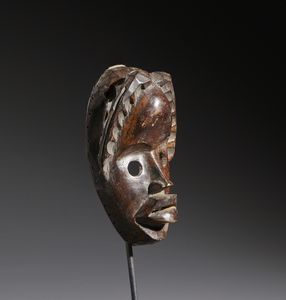 Dan - Costa d'Avorio/Liberia : Nello stile di Maschera antropomorfa in legno duro a patina marrone  - Asta Asta 444 | AFRICA, OCEANIA E AMERICHE - ARTIGIANATO AFRICANO: VARI COMMITTENTI E SELEZIONE DALLA COLLEZIONE BARTOLOMUCCI Online - Associazione Nazionale - Case d'Asta italiane
