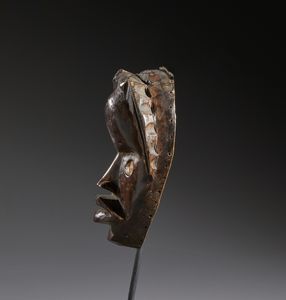 Dan - Costa d'Avorio/Liberia : Nello stile di Maschera antropomorfa in legno duro a patina marrone  - Asta Asta 444 | AFRICA, OCEANIA E AMERICHE - ARTIGIANATO AFRICANO: VARI COMMITTENTI E SELEZIONE DALLA COLLEZIONE BARTOLOMUCCI Online - Associazione Nazionale - Case d'Asta italiane