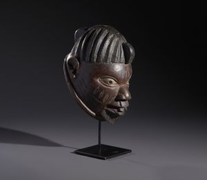 Yoruba -Nigeria : Nello stile di Maschera a casco antropomorfa  in legno duro  e pigmenti  - Asta Asta 444 | AFRICA, OCEANIA E AMERICHE - ARTIGIANATO AFRICANO: VARI COMMITTENTI E SELEZIONE DALLA COLLEZIONE BARTOLOMUCCI Online - Associazione Nazionale - Case d'Asta italiane