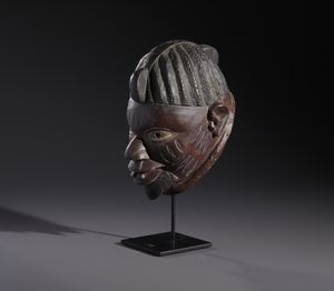 Yoruba -Nigeria : Nello stile di Maschera a casco antropomorfa  in legno duro  e pigmenti  - Asta Asta 444 | AFRICA, OCEANIA E AMERICHE - ARTIGIANATO AFRICANO: VARI COMMITTENTI E SELEZIONE DALLA COLLEZIONE BARTOLOMUCCI Online - Associazione Nazionale - Case d'Asta italiane
