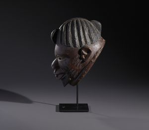 Yoruba -Nigeria : Nello stile di Maschera a casco antropomorfa  in legno duro  e pigmenti  - Asta Asta 444 | AFRICA, OCEANIA E AMERICHE - ARTIGIANATO AFRICANO: VARI COMMITTENTI E SELEZIONE DALLA COLLEZIONE BARTOLOMUCCI Online - Associazione Nazionale - Case d'Asta italiane