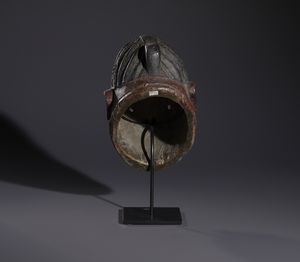 Yoruba -Nigeria : Nello stile di Maschera a casco antropomorfa  in legno duro  e pigmenti  - Asta Asta 444 | AFRICA, OCEANIA E AMERICHE - ARTIGIANATO AFRICANO: VARI COMMITTENTI E SELEZIONE DALLA COLLEZIONE BARTOLOMUCCI Online - Associazione Nazionale - Case d'Asta italiane
