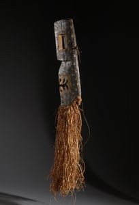 Ngbaka - Repubblica democratica del Congo : Nello stile di Maschera antropomorfa stilizzata in legno, pigmenti e rafia  - Asta Asta 444 | AFRICA, OCEANIA E AMERICHE - ARTIGIANATO AFRICANO: VARI COMMITTENTI E SELEZIONE DALLA COLLEZIONE BARTOLOMUCCI Online - Associazione Nazionale - Case d'Asta italiane