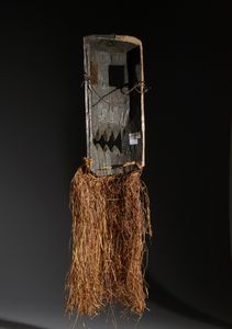 Ngbaka - Repubblica democratica del Congo : Nello stile di Maschera antropomorfa stilizzata in legno, pigmenti e rafia  - Asta Asta 444 | AFRICA, OCEANIA E AMERICHE - ARTIGIANATO AFRICANO: VARI COMMITTENTI E SELEZIONE DALLA COLLEZIONE BARTOLOMUCCI Online - Associazione Nazionale - Case d'Asta italiane