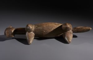 Senufo - Costa d'Avorio/Mali/Burkina Faso : Nello stile di Seggio zoomorfo in legno duro a patina naturale e lucida  - Asta Asta 444 | AFRICA, OCEANIA E AMERICHE - ARTIGIANATO AFRICANO: VARI COMMITTENTI E SELEZIONE DALLA COLLEZIONE BARTOLOMUCCI Online - Associazione Nazionale - Case d'Asta italiane