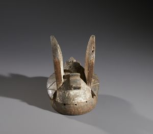 Yoruba -Nigeria : Nello stile di Piccola maschera antropomorfa  in legno e pigmenti  - Asta Asta 444 | AFRICA, OCEANIA E AMERICHE - ARTIGIANATO AFRICANO: VARI COMMITTENTI E SELEZIONE DALLA COLLEZIONE BARTOLOMUCCI Online - Associazione Nazionale - Case d'Asta italiane