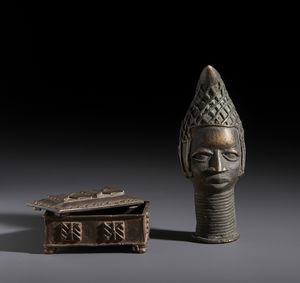 AUTORI VARI - Lotto composto da testina in stile Benin e una  scatola per la custodia della polvere d'oro Ashanti in bronzo