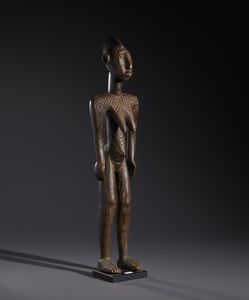 Mossi - Burkina Faso : Nello stile di Grande scultura antropomorfa femminile in legno duro a patina marrone  - Asta Asta 444 | AFRICA, OCEANIA E AMERICHE - ARTIGIANATO AFRICANO: VARI COMMITTENTI E SELEZIONE DALLA COLLEZIONE BARTOLOMUCCI Online - Associazione Nazionale - Case d'Asta italiane