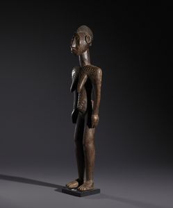 Mossi - Burkina Faso : Nello stile di Grande scultura antropomorfa femminile in legno duro a patina marrone  - Asta Asta 444 | AFRICA, OCEANIA E AMERICHE - ARTIGIANATO AFRICANO: VARI COMMITTENTI E SELEZIONE DALLA COLLEZIONE BARTOLOMUCCI Online - Associazione Nazionale - Case d'Asta italiane