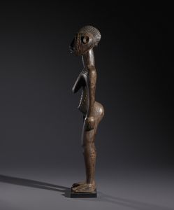 Mossi - Burkina Faso : Nello stile di Grande scultura antropomorfa femminile in legno duro a patina marrone  - Asta Asta 444 | AFRICA, OCEANIA E AMERICHE - ARTIGIANATO AFRICANO: VARI COMMITTENTI E SELEZIONE DALLA COLLEZIONE BARTOLOMUCCI Online - Associazione Nazionale - Case d'Asta italiane