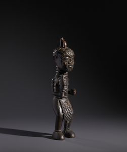 Lulua - Repubblica Democratica del Congo : Nello stile di Scultura antropomorfa di dignitario in legno a patina scura  - Asta Asta 444 | AFRICA, OCEANIA E AMERICHE - ARTIGIANATO AFRICANO: VARI COMMITTENTI E SELEZIONE DALLA COLLEZIONE BARTOLOMUCCI Online - Associazione Nazionale - Case d'Asta italiane