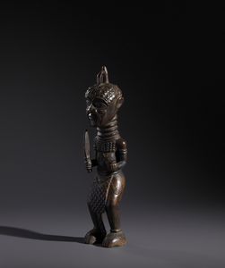 Lulua - Repubblica Democratica del Congo : Nello stile di Scultura antropomorfa di dignitario in legno a patina scura  - Asta Asta 444 | AFRICA, OCEANIA E AMERICHE - ARTIGIANATO AFRICANO: VARI COMMITTENTI E SELEZIONE DALLA COLLEZIONE BARTOLOMUCCI Online - Associazione Nazionale - Case d'Asta italiane