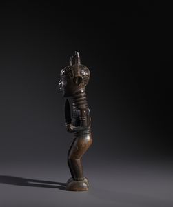 Lulua - Repubblica Democratica del Congo : Nello stile di Scultura antropomorfa di dignitario in legno a patina scura  - Asta Asta 444 | AFRICA, OCEANIA E AMERICHE - ARTIGIANATO AFRICANO: VARI COMMITTENTI E SELEZIONE DALLA COLLEZIONE BARTOLOMUCCI Online - Associazione Nazionale - Case d'Asta italiane